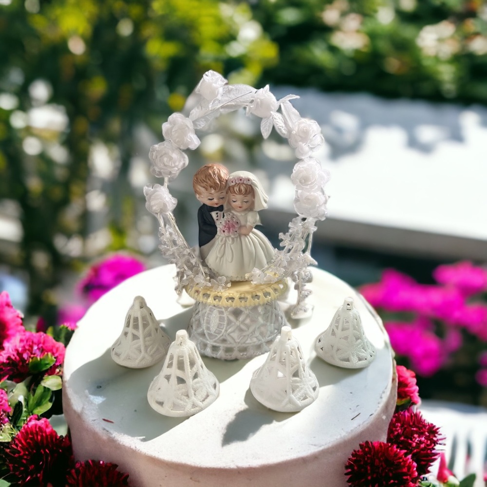 VTG Cute Retro Bride Groom Brunette Cake Topper